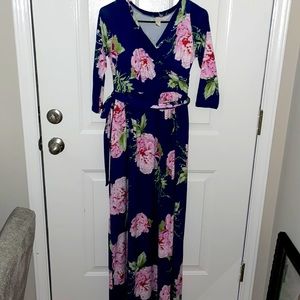 Womens maxi dress buttery soft material. Tie around waist